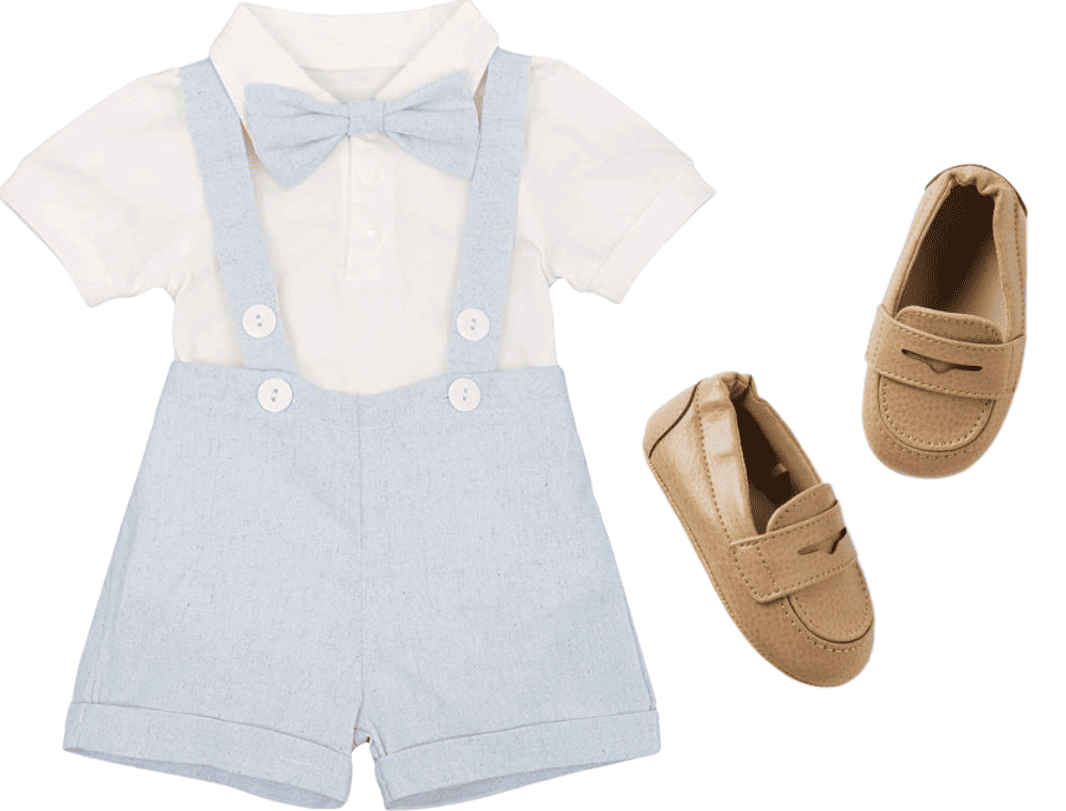 Conjunto macacão azul e branco com mocassins marrons 