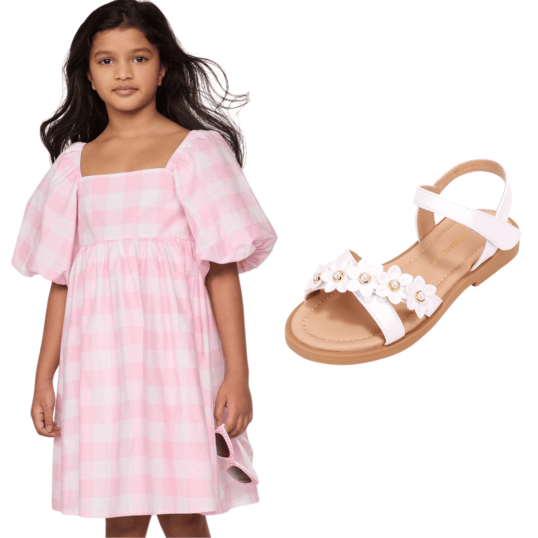 Menina com vestido de algodão rosa com manga bolha e sandálias florais brancas 