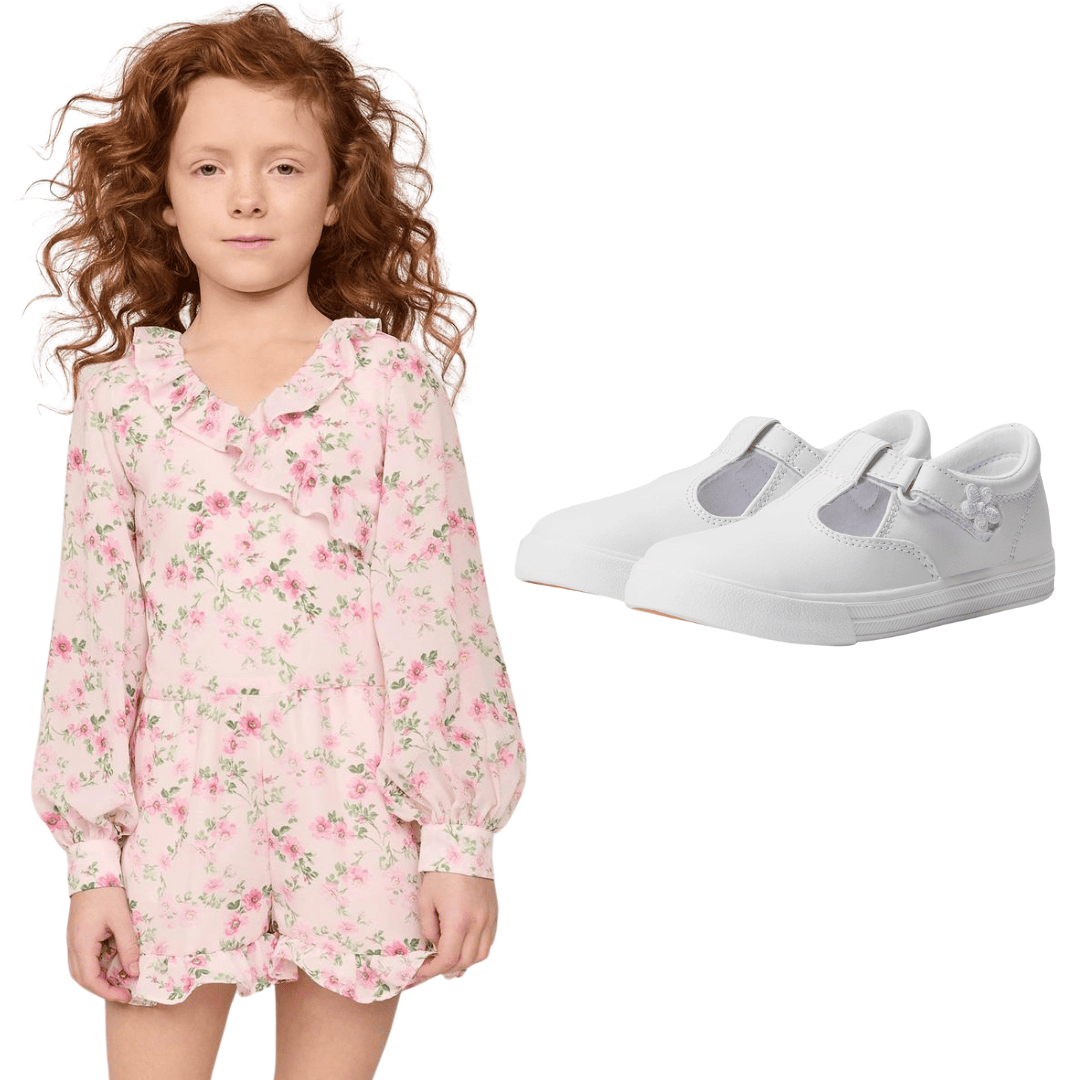 Menina com macacão floral e tênis branco slip-on 