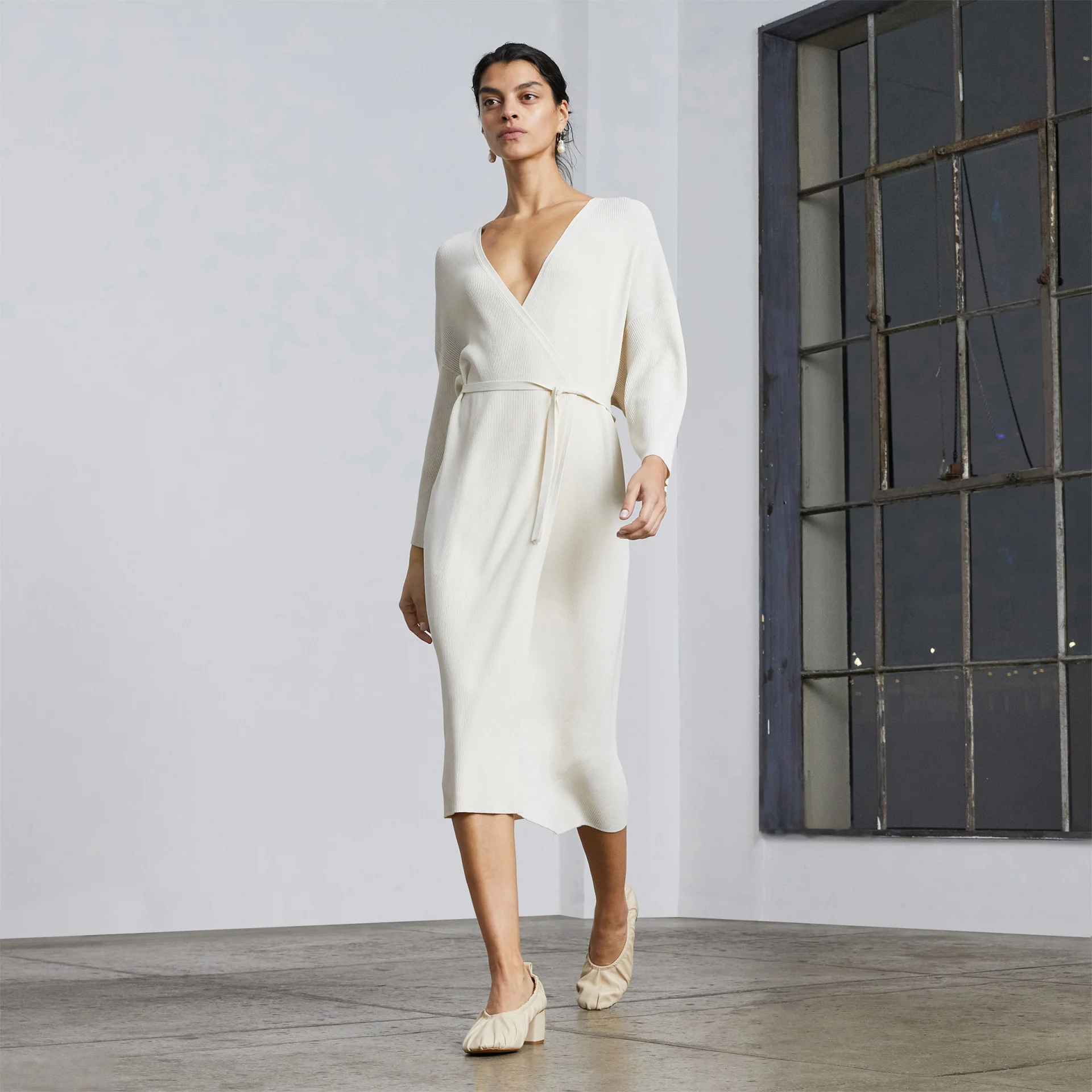 Mulher com vestido envolvente canelado bege 