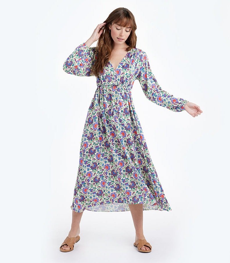 Mulher com vestido floral com mangas compridas 