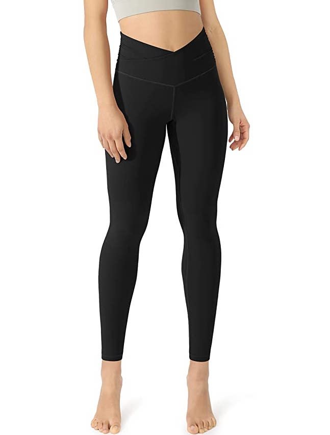 Mulher de legging preta com cintura cruzada