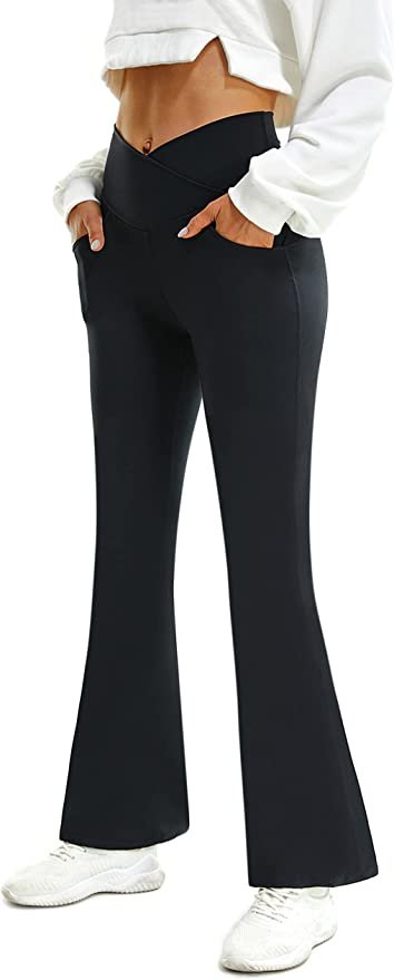 Mulher com legging preta flare 