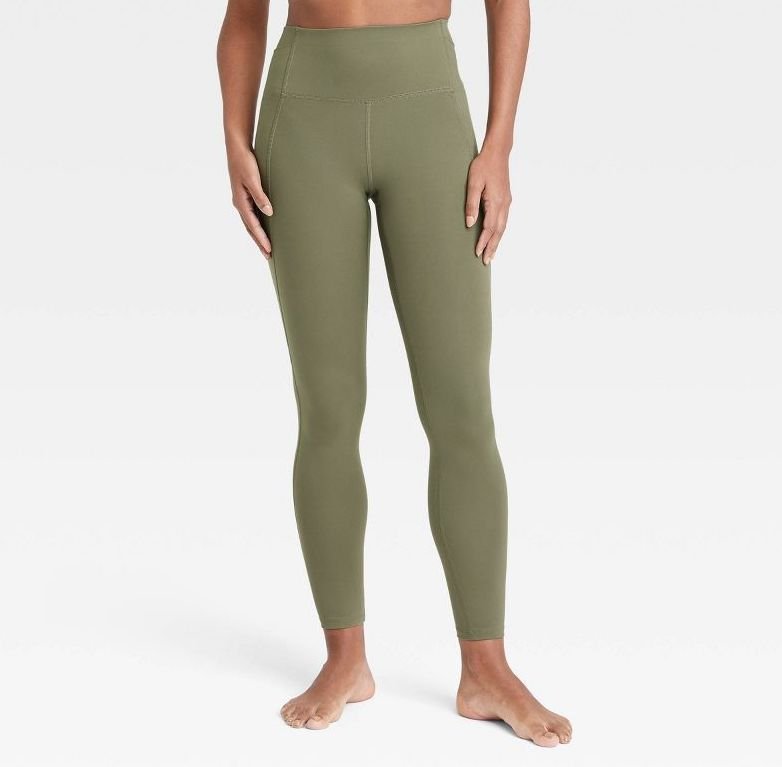 Mulher com legging verde oliva 