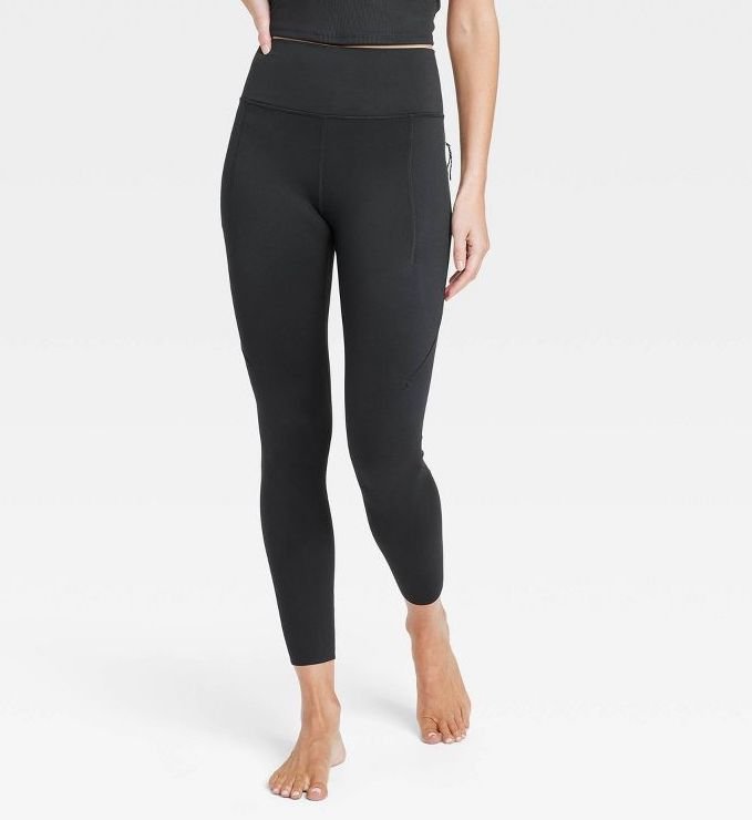Mulher com legging preta de cintura alta 