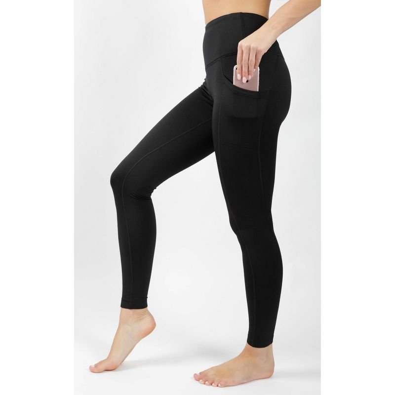 Mulher de legging preta com bolso lateral
