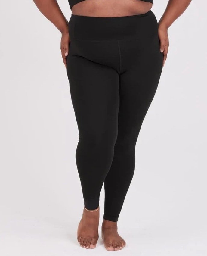 Mulher de legging preta 