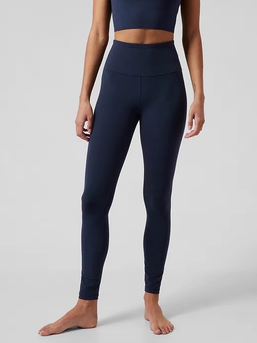 Mulher de legging azul e blusa combinando