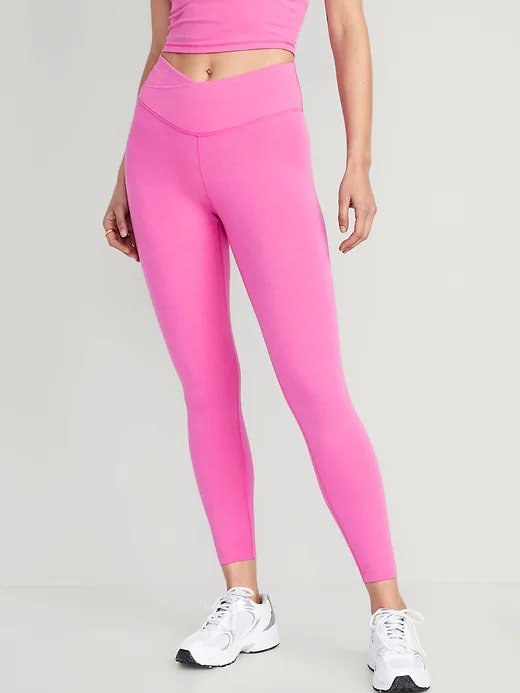 Mulher de legging rosa com top combinando 