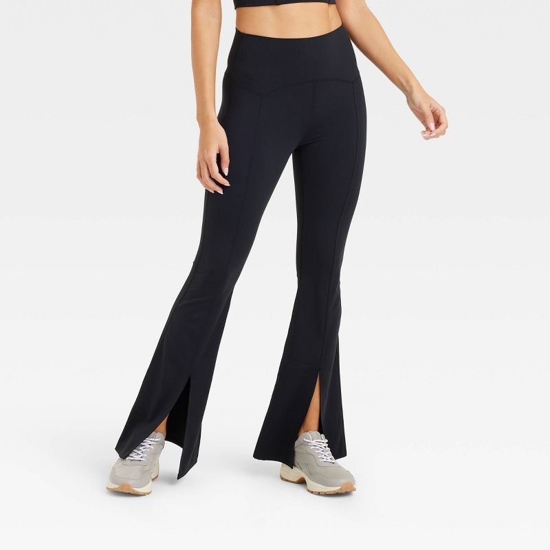 Mulher usando legging preta com bainha dividida 