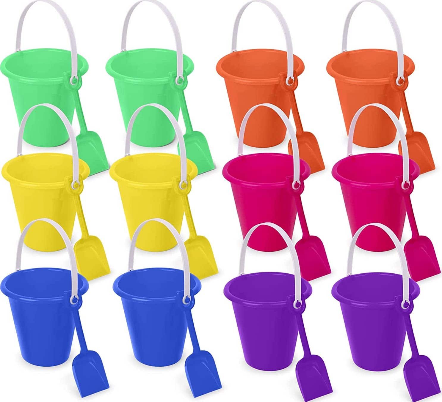 Baldes e pás de areia em diversas cores 