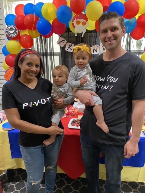 Família fantasiada para festa de aniversário infantil com tema Friends