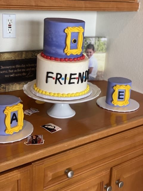 Bolo de aniversário de amigos