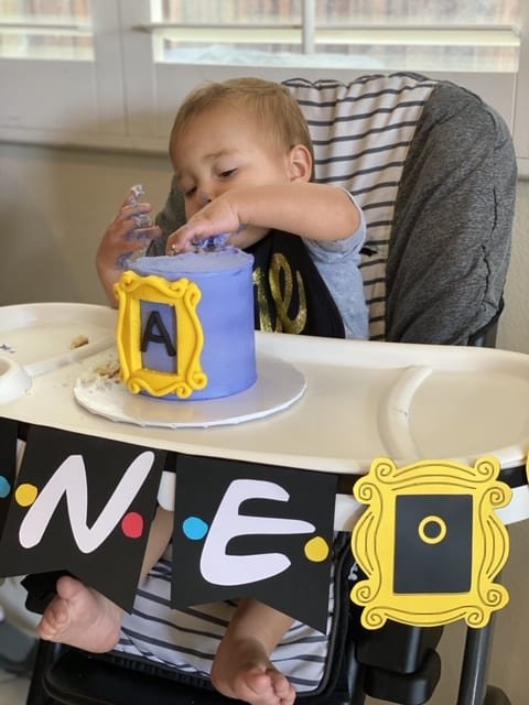 Menino gêmeo comendo o bolo Smash dos amigos