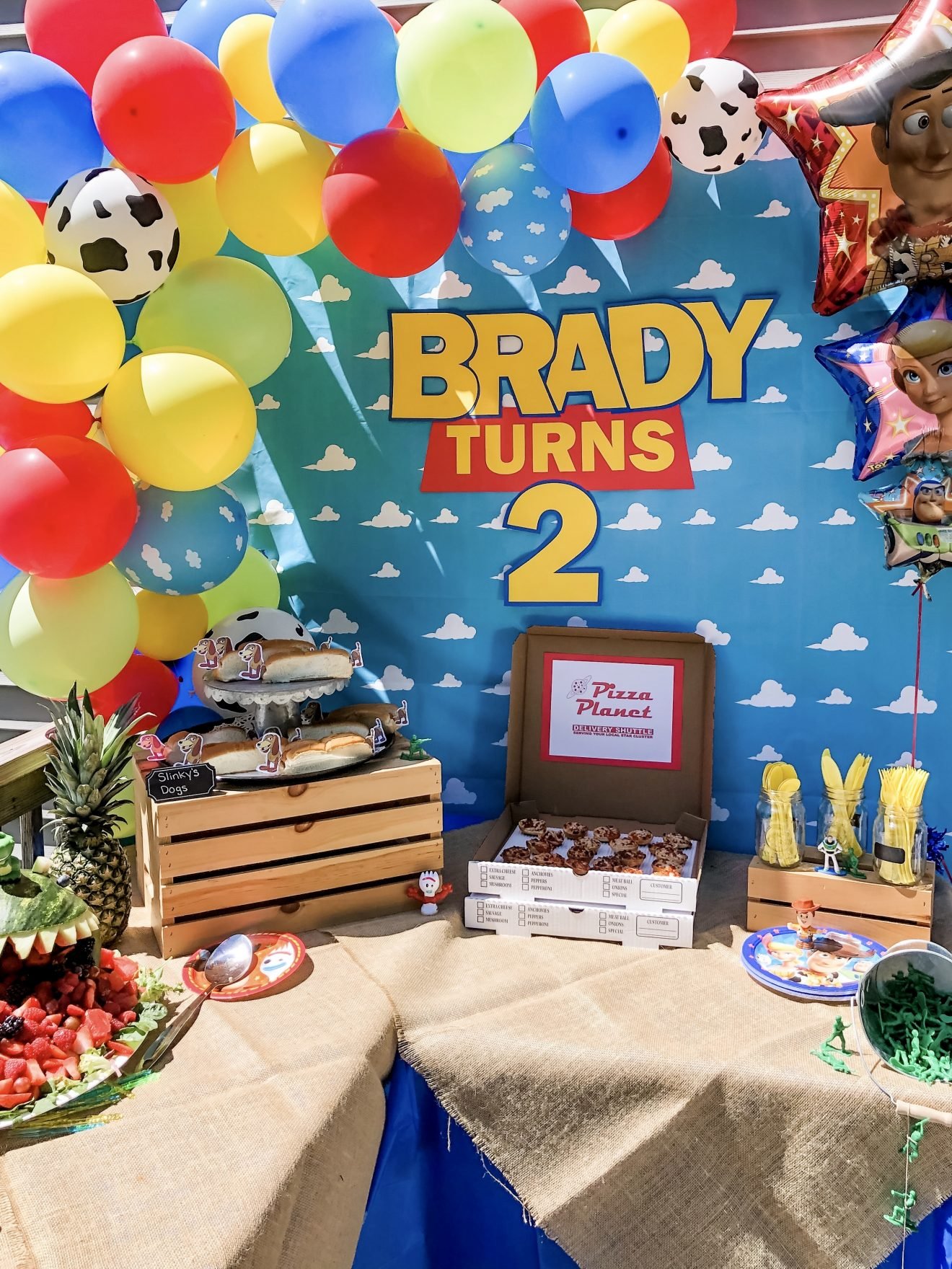 Festa no quintal para uma criança de dois anos com tema Toy Story.