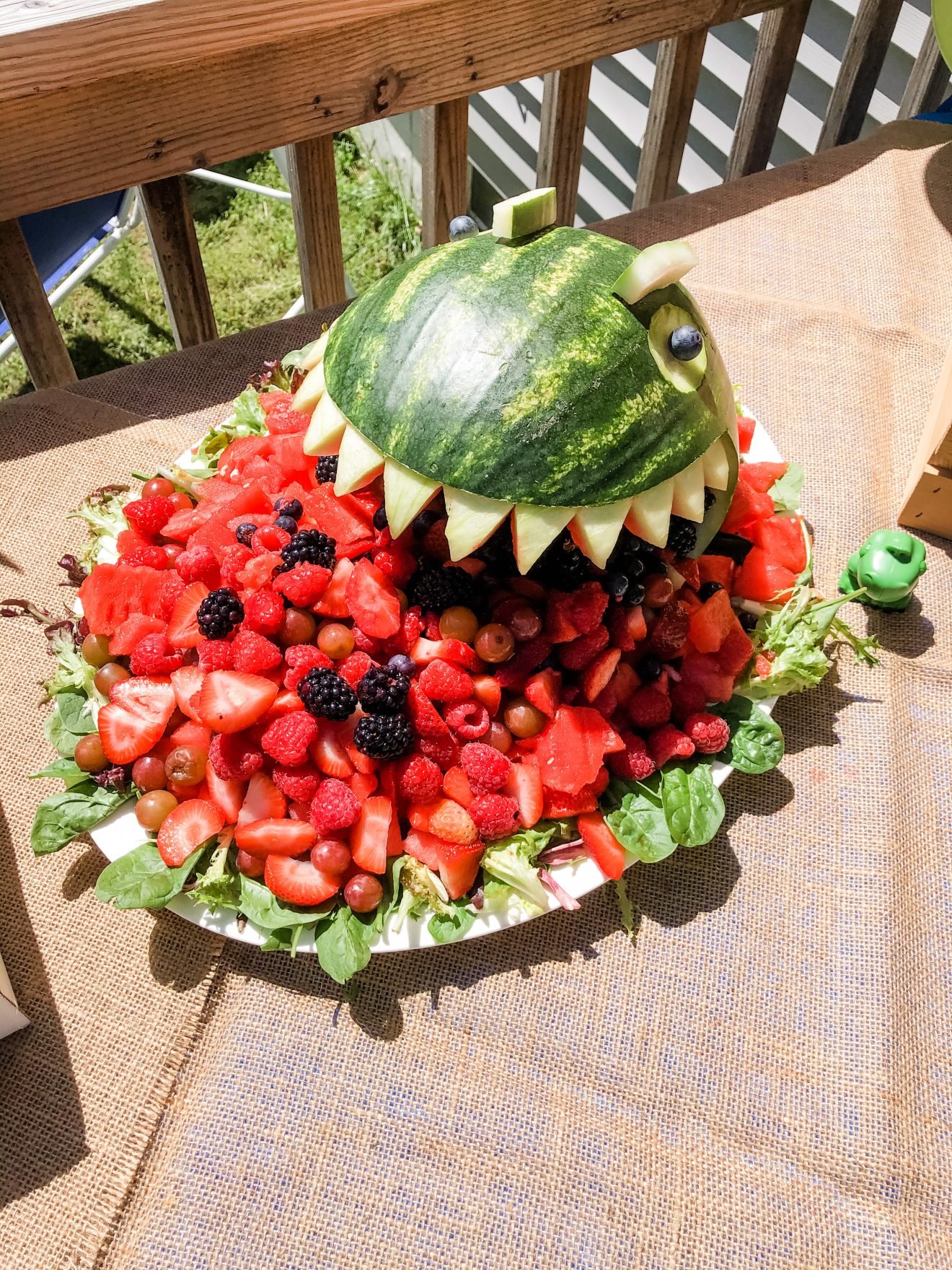 Salada de frutas dinossauro para festa de aniversário