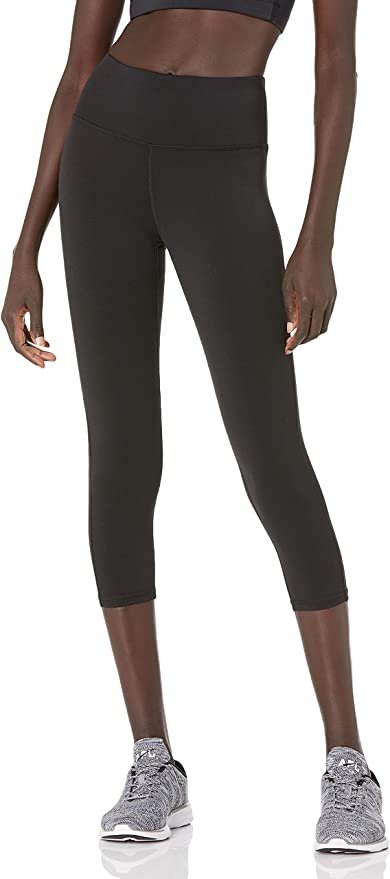Mulher de legging capri preta 