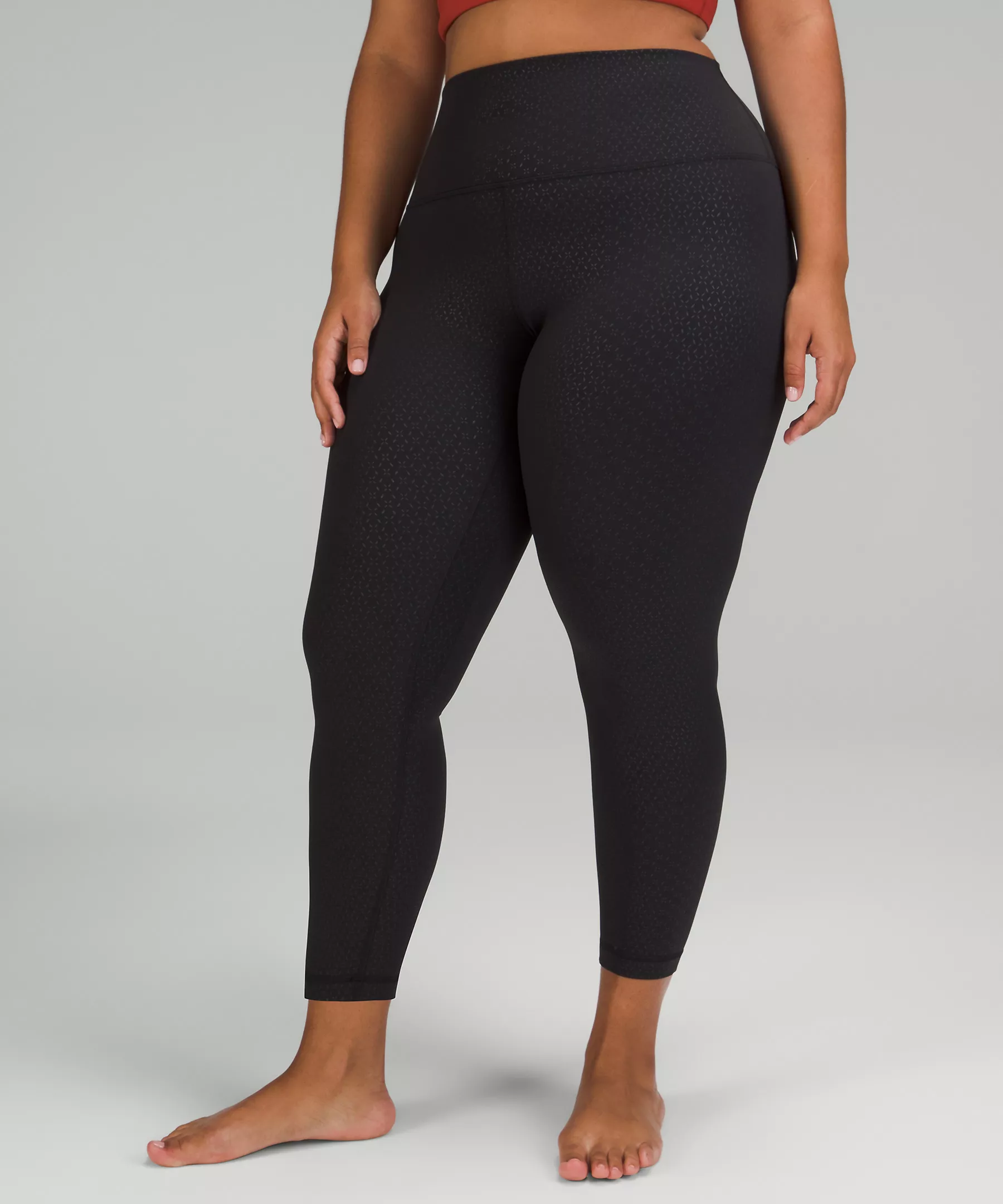 Mulher com legging preta de cintura alta 