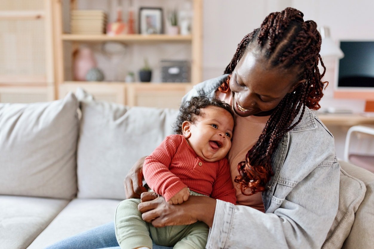 Momento de união da mãe com seu filho em casa