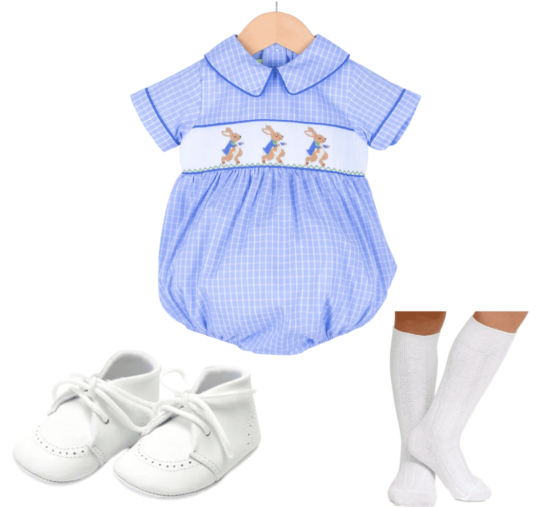 Macacão bolha azul com coelhinhos e sapatos e meias brancos 