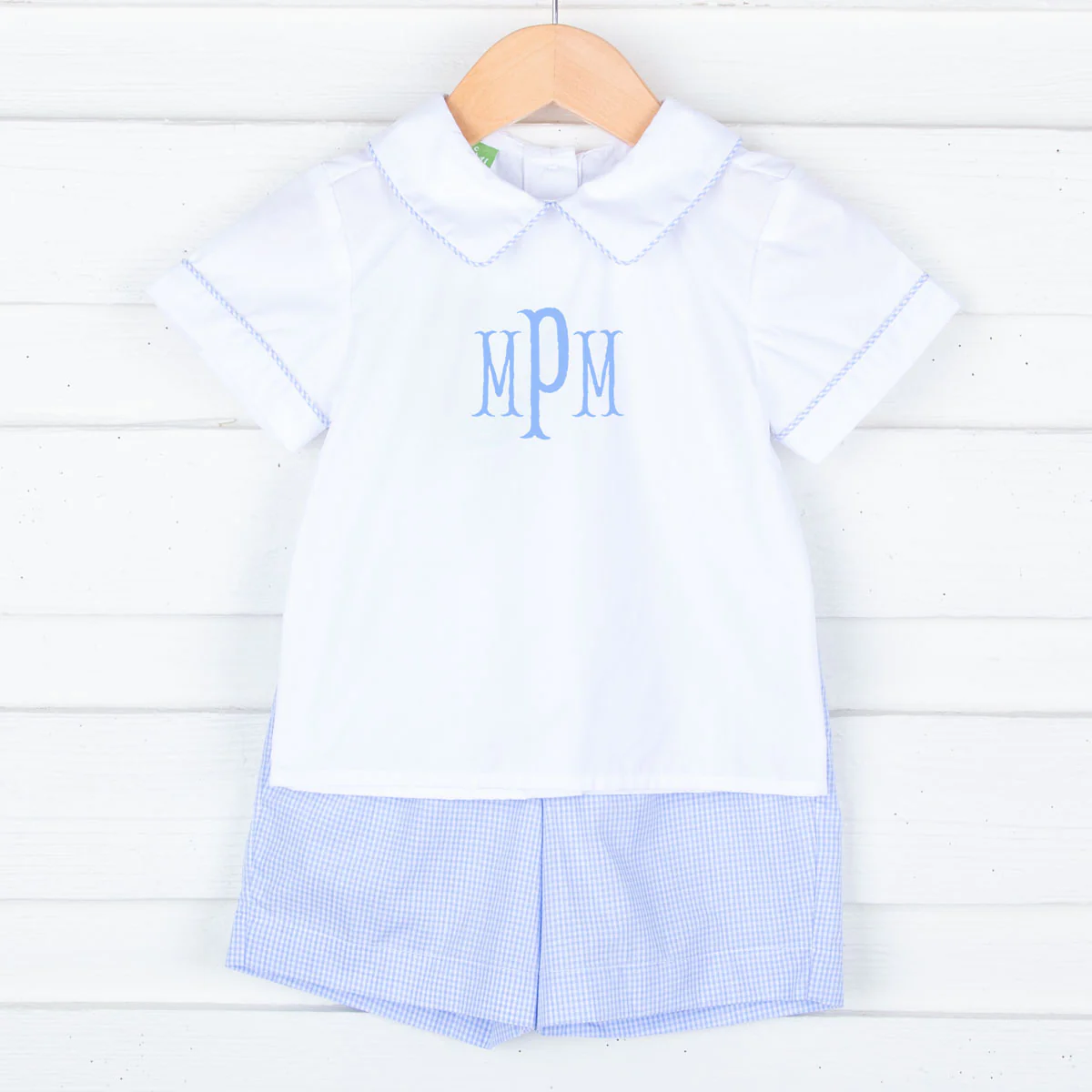 opção de roupa de páscoa para menino - camisa de colarinho branco com monograma e shorts azuis