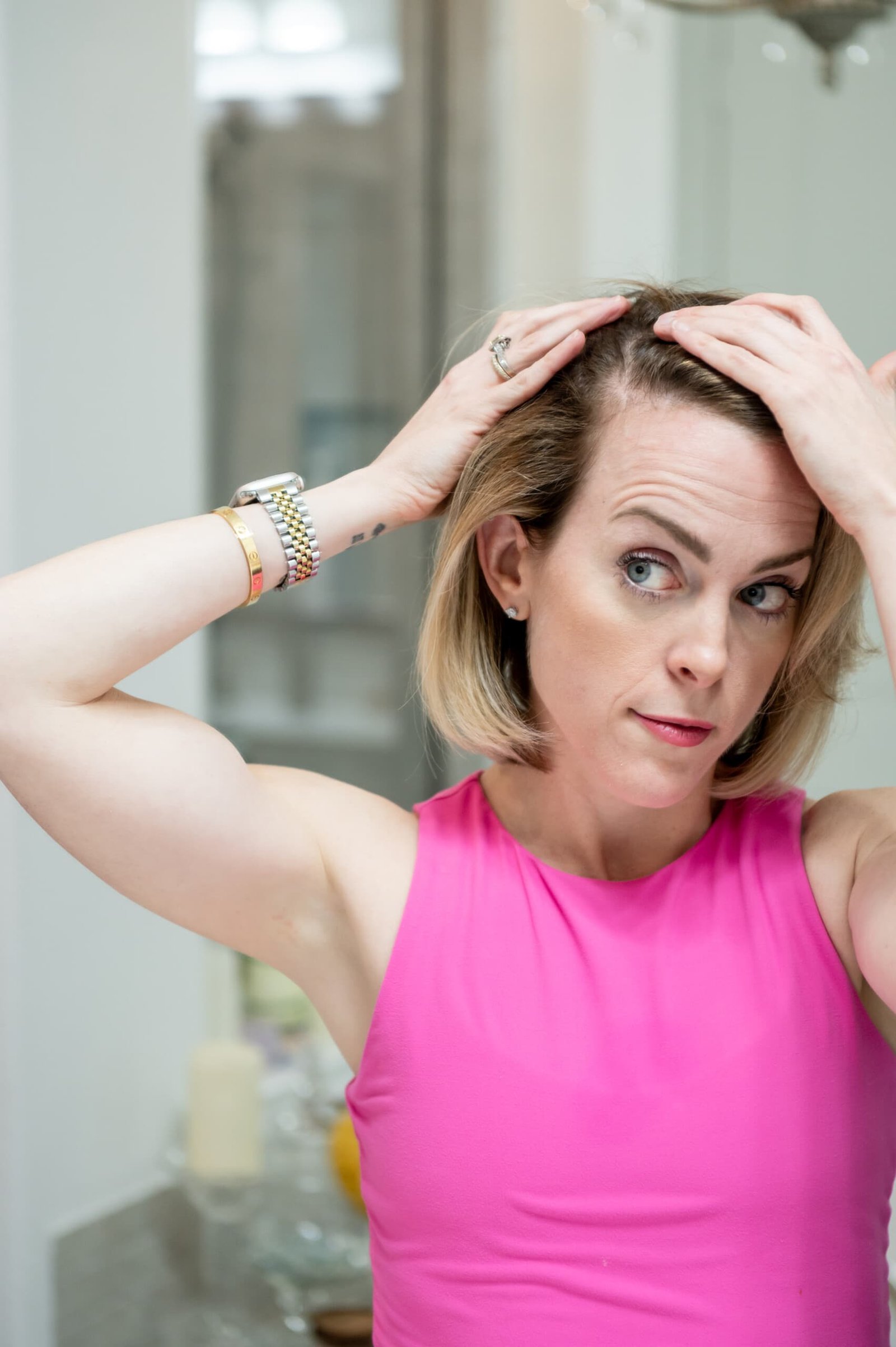 Mamãe olhando para a linha do cabelo pós-parto 