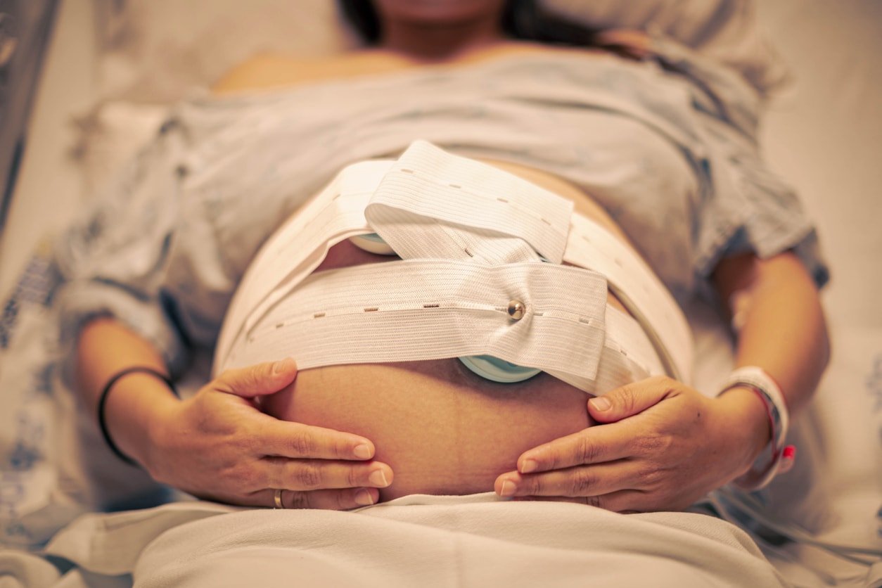 Uma mulher grávida no hospital tendo contrações.  Cardiograma de gravidez, batimentos cardíacos fetais.