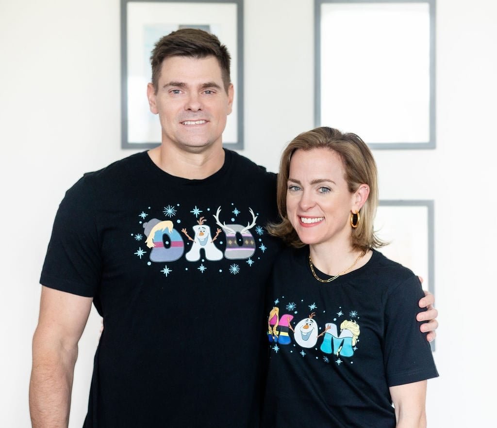 Homem e mulher vestindo camisetas personalizadas da mãe e do pai de Frozen
