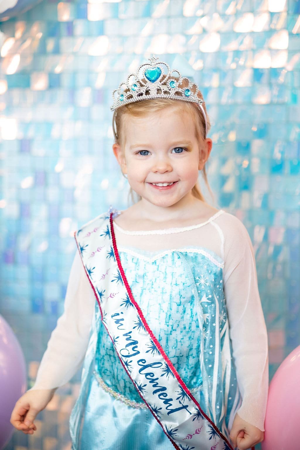 Lily com seu vestido Elsa em sua terceira festa de aniversário de Frozen