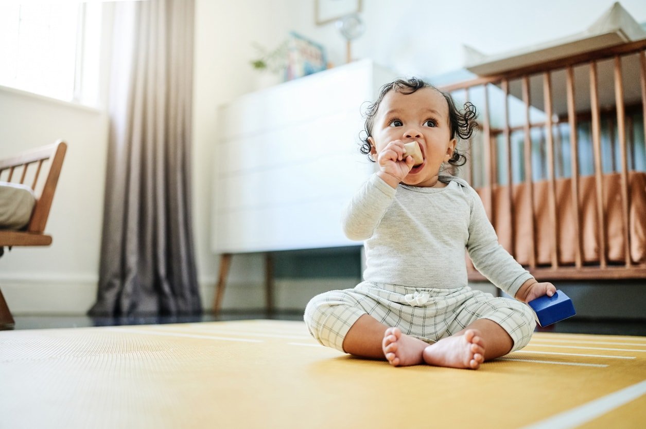 Bebê de 10 meses: alimentação, sono e marcos por mês