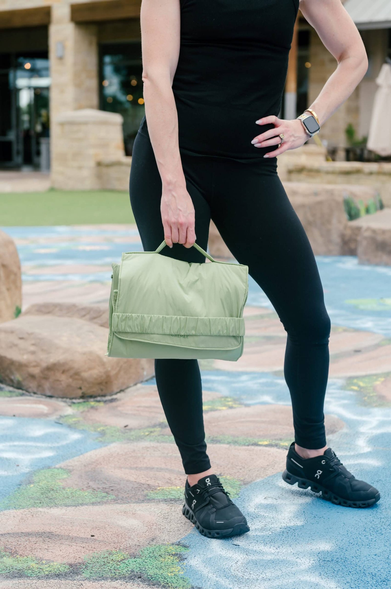 Mulher segurando a bolsa de fraldas CALPAK