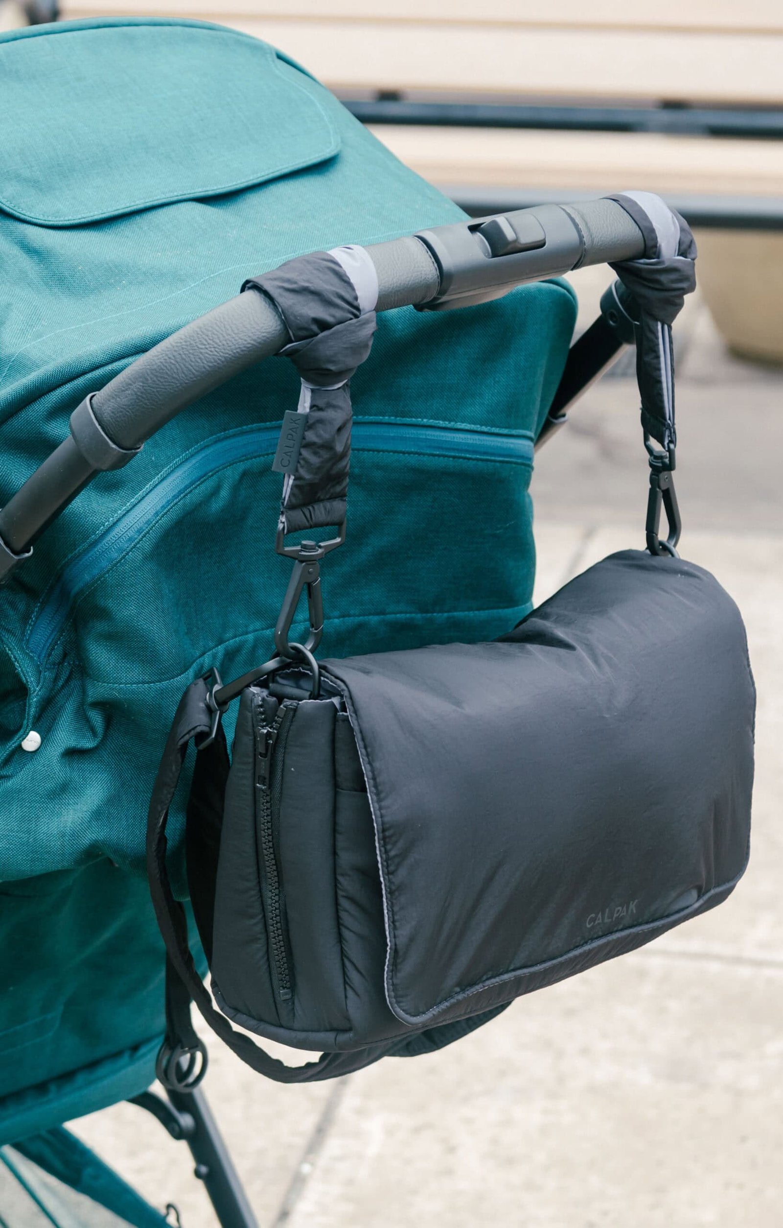 Bolsa de fraldas crossbody CALPAK convertida em porta-carrinho