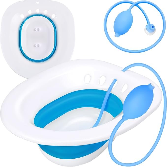 A imagem mostra um lavatório de assento branco com forro azul, projetado para uso sanitário.  Inclui bomba manual azul e branca com tubulação para controle do fluxo de água e orifício de drenagem na parte superior.  Ideal para higiene pessoal e alívio de desconfortos, especialmente eficaz no uso de hamamélis para hemorróidas.