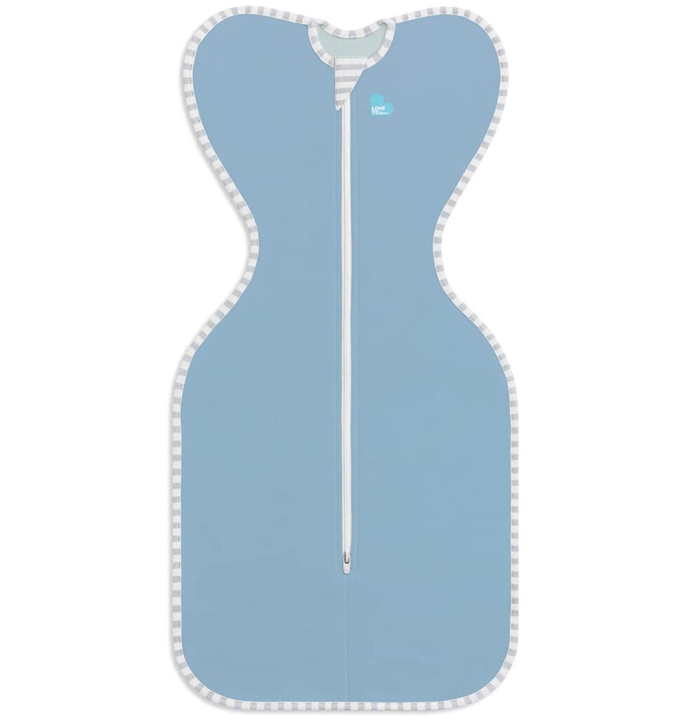 Explore nossa coleção 2025 de produtos para bebês com este lenço azul com zíper e detalhes listrados em cinza e branco. Seu formato exclusivo em forma de asa garante conforto, enquanto um pequeno logotipo próximo à parte superior adiciona um toque de charme.