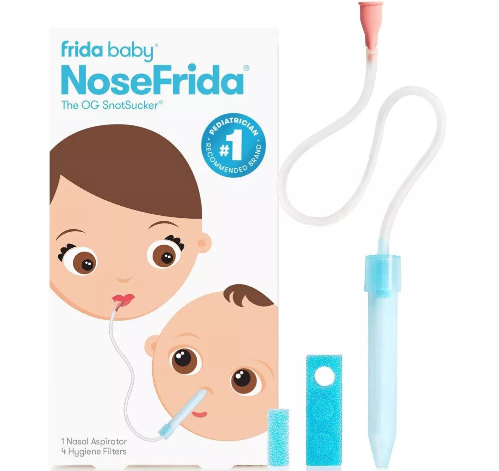 A caixa do Frida Baby NoseFrida, rotulada The OG SnotSucker, apresenta um desenho animado de um pai e um bebê usando o aspirador nasal - um produto essencial para bebês em 2025. O pacote inclui um aspirador e quatro filtros de higiene, garantindo cuidados de primeira linha para o seu pequeno necessidades.