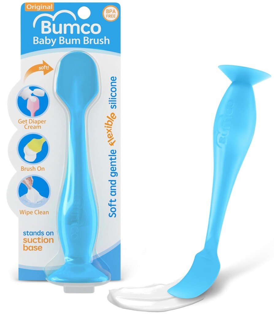 Uma escova de silicone azul para bumbum de bebê, parte dos inovadores Produtos para Bebês para 2025, possui um design macio e flexível para aplicação de creme para fraldas sem esforço. Sua base de sucção permite o armazenamento vertical e sua embalagem sem BPA destaca a facilidade de limpeza e a aplicação suave.
